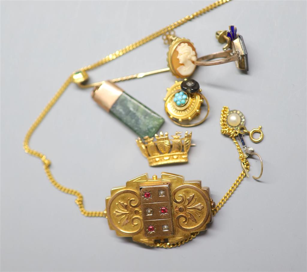Assorted jewellery including a 9ct coronet brooch, 3.8 grams, a Victorian yellow metal mourning brooch, 48mm, (a.f.) etc.